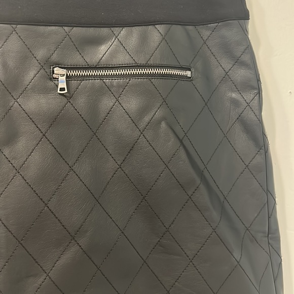 Ann Taylor quilted faux leather skirt NWT - Picture 2 of 8